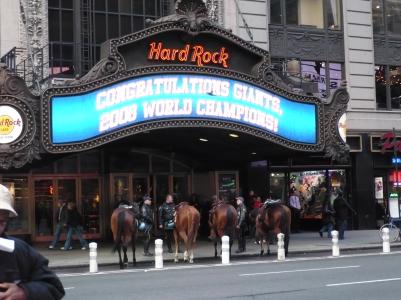 ein paar berittene cops machen halt vorm hard rock cafe am times square - hey, ich dachte erst, man k&ouml;nnte f&uuml;r nen dollar ein foto auf den pferden machen und cowboy spielen! aber nein, das machen die cops lieber selbst ;-)